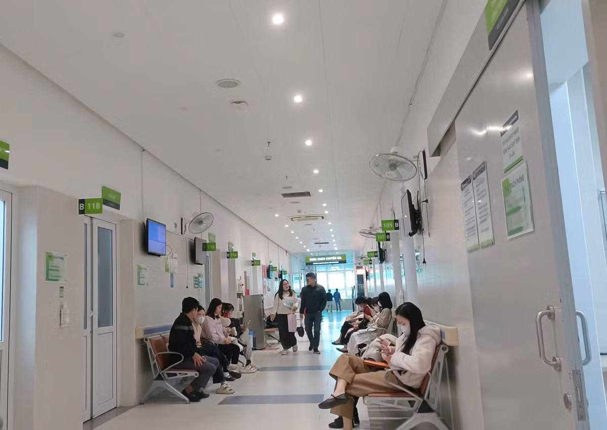 Khu chờ khám dịch vụ khoa Chuyên gia của Bệnh viện Phụ sản Hà Nội thông thoáng, sạch sẽ tạo cảm giác thoải mái cho bệnh nhân và người nhà.