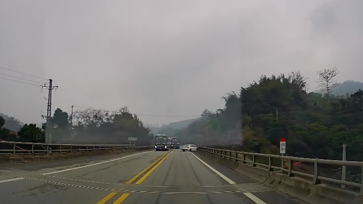 Quay dau o to tren cao toc Noi Bai - Lao Cai, tai xe bi phat 35 trieu