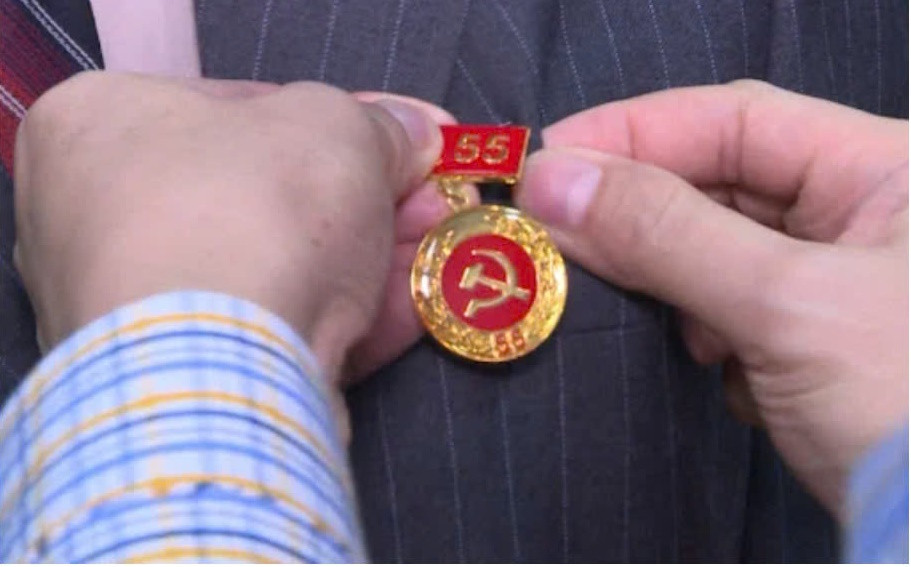 Mức thưởng Huy hiệu Đảng 2025 lên tới 35 triệu đồng Muc thuong Huy hieu Dang 2025 len toi 35 trieu dong