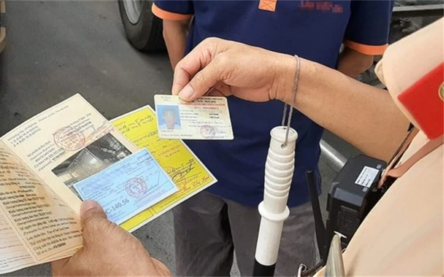 Không xuất trình giấy phép lái xe vẫn bị trừ điểm trên VNeID? Khong xuat trinh giay phep lai xe van bi tru diem tren VNeID?