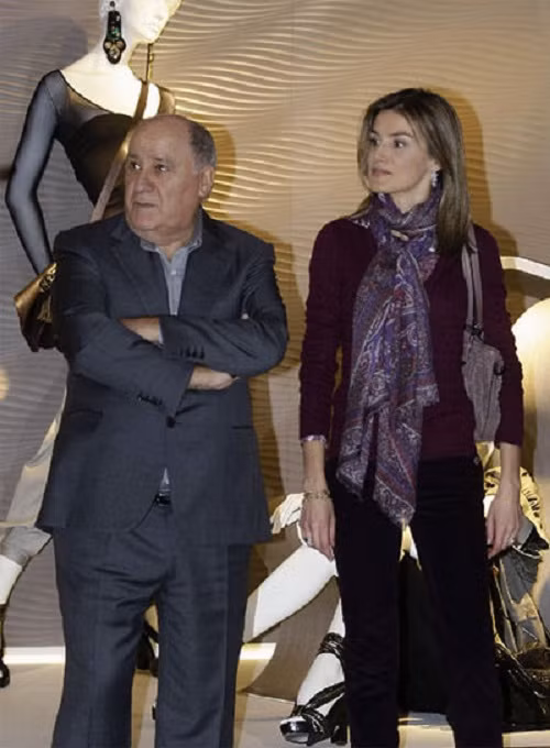 Ông cũng vô cùng gần gũi với hoạt động sản kinh doanh. Ông gặp gỡ và trò chuyện với tất cả mọi người. Ông chỉ tới một quán cà phê duy nhất để ăn trưa với nhân viên.