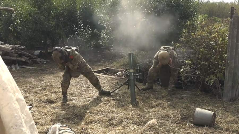 Trong một diễn biến khác, tờ Izvestia đưa tin, một tổ lái súng cối “Tray” 82 mm của nhóm quân "Miền Bắc" thuộc Lực lượng Vũ trang Nga đã tiêu diệt một nhóm cơ động của Quân đội Ukraine đang di chuyển trên xe chiến đấu bọc thép Humvee ở vùng Kursk. Bộ Quốc phòng Nga đã báo cáo điều này vào ngày 24/10. Ảnh: Bộ Quốc phòng Nga.