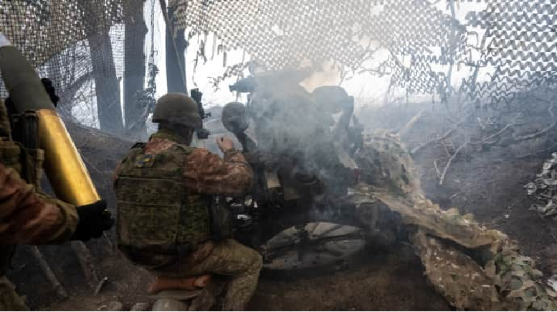 Trước đó, Quân đội Nga đã xuyên thủng hàng phòng ngự của Lực lượng Vũ trang Ukraine theo hướng Svatovsko-Kremensky. Chuyên gia quân sự Andrey Marochko cho biết thêm, Bộ chỉ huy Lực lượng Vũ trang Ukraine đã cấm binh sĩ rời khỏi vị trí, dù họ nhận thức được tình hình khó khăn của Quân đội Ukraine. Ảnh: Ukrainska Pravda.