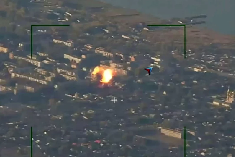 Ngay sau khi xác định mục tiêu, Lực lượng Hàng không Vũ trụ Nga đã nhanh chóng gửi siêu bom FAB-3000 đến bưu điện để phá hủy toàn bộ. Ảnh: Bộ Quốc phòng Nga.