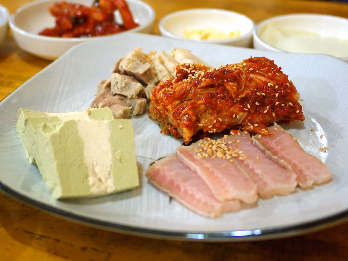 Hongeo là đặc sản ở của tỉnh Jeolla (Hàn Quốc). Hongeo được miêu tả là món ăn có mùi như toilet thối nồng nặc và là một trong những món ăn "nặng mùi" nhất thế giới. 