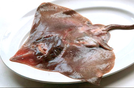 Nguyên liệu chính của Hongeo là cá đuối. Loại cá này sau khi lên men có mùi khai nồng đặc trưng như toilet.