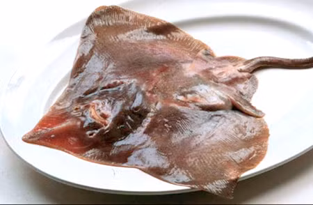 Nguyên liệu chính của Hongeo là cá đuối. Loại cá này sau khi lên men có mùi khai nồng đặc trưng như toilet.