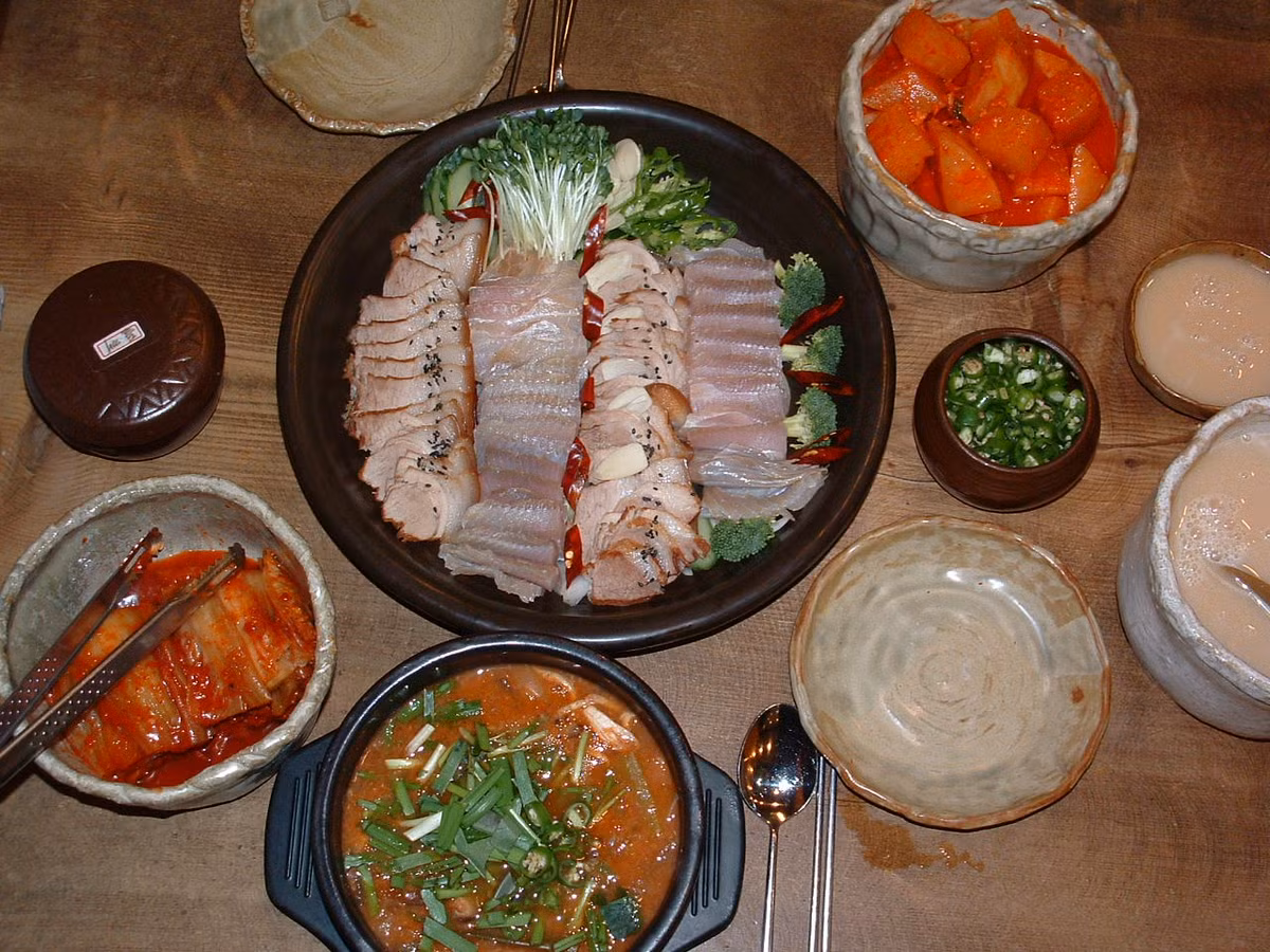 Đối với những người yêu thích món ăn này thì hongeo được miêu tả như sự thỏa mãn của khứu giác và vị giác bởi hương thơm nồng nàn quyện trong thịt cùng dải sụn giòn sần sật của cá.