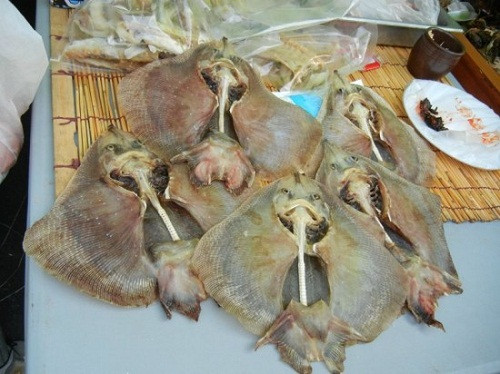 Để thực hiện món này, người Hàn Quốc sơ chế sạch cá đuối, xếp chồng lên nhau trong tủ lạnh ở nhiệt độ 2,5 độ C trong 15 ngày đầu tiên và 1 độ C vào 15 ngày sau.