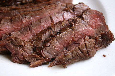 Thịt bò thật giữ được mùi hôi và màu hồng đậm đặc trưng khi chế biến. Thịt lợn giả bò sau khi chế biến sẽ có màu nhợt nhạt và không có mùi hôi như thịt bò.