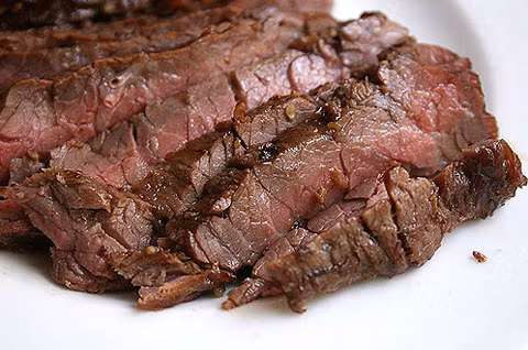 Thịt bò thật giữ được mùi hôi và màu hồng đậm đặc trưng khi chế biến. Thịt lợn giả bò sau khi chế biến sẽ có màu nhợt nhạt và không có mùi hôi như thịt bò.