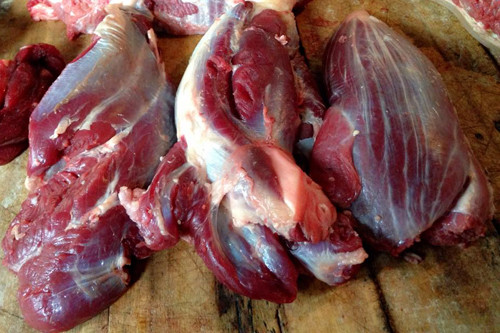 Khi mua thịt bò nên chọn cắt ra từ súc thịt lớn, không nên mua miếng nhỏ đã cắt sẵn vì rất có thể đó là thịt lợn trộn lẫn vào. 