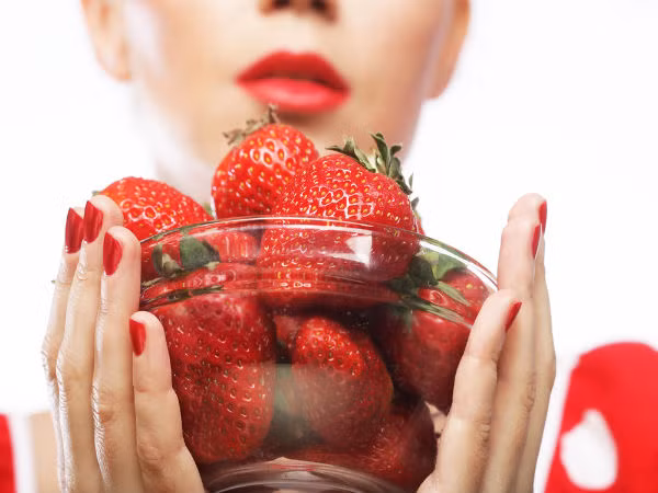 Dâu tây: Dâu tây chứa rất nhiều vitamin C cần thiết cho các hoạt động đồng thời giúp đốt cháy chất béo bên trong cơ thể.