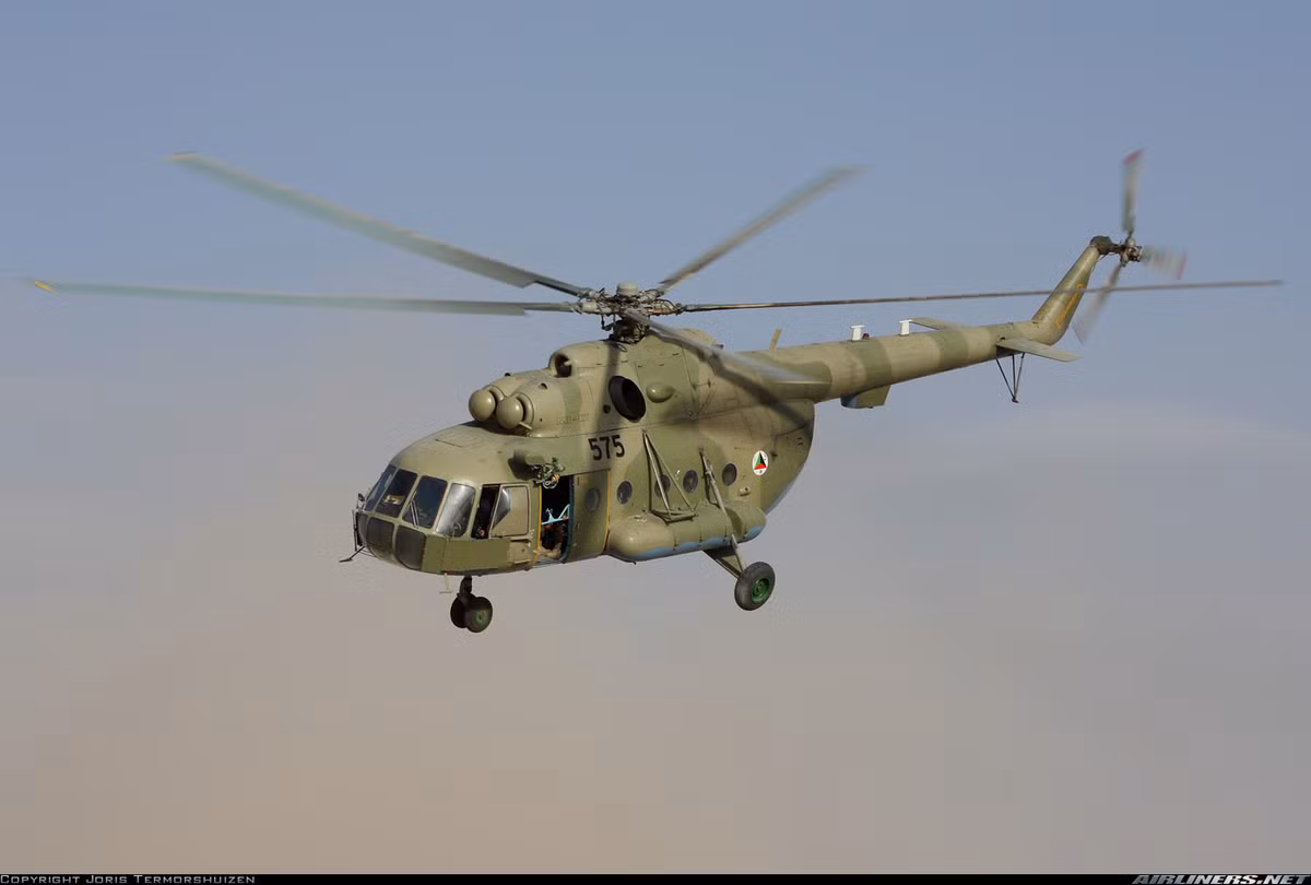 Trong ảnh, trực thăng vận tải đa năng Mi-17 của Không quân Afghanistan. Ngoài khả năng chở binh sĩ (lên tới 24 người), khi cần nó có thể biến thành trực thăng tấn công khi triển khai được rocket, bom, súng máy. Nguồn ảnh: Airlines.net