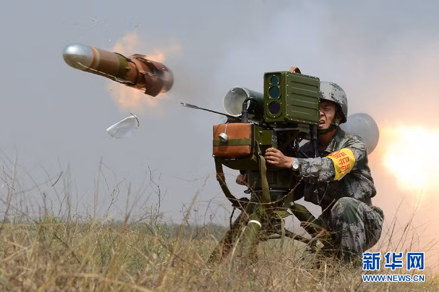 HJ-8E vẫn sử dụng hệ thống dẫn đường lái bán tự động với lệnh điều khiển truyền qua dây dẫn như các phiên bản khác, tuy nhiên nó được bổ sung hệ thống kính ngắm hồng ngoại đem lại khả năng tác chiến cả ban đêm. Nguồn ảnh: Xinhua