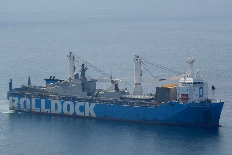 Theo thông tin cập nhật tính tới ngày 27/10/2017 của trang mạng hàng hải quốc tế Marinetraffic, tàu vận tải siêu trường siêu trọng Rolldock Star mang quốc tịch Hà Lan đã vận chuyển tàu chiến Gepard 3.9 thứ 3 mà Việt Nam mua của Nga về tới vùng biển của Việt Nam. Trong khi chiếc còn lại đang sẵn sàng chuyến hành trình từ Nga về đất mẹ. 2 chiếc này là cặp tàu Gepard 3.9 thứ 2 mà Việt Nam ký mua của Nga, cặp đầu tiên 011 Đinh Tiên Hoàng và 012 Lý Thái Tổ đã phục vụ trong hải quân ta suốt 5-6 năm qua. Nguồn ảnh: naval