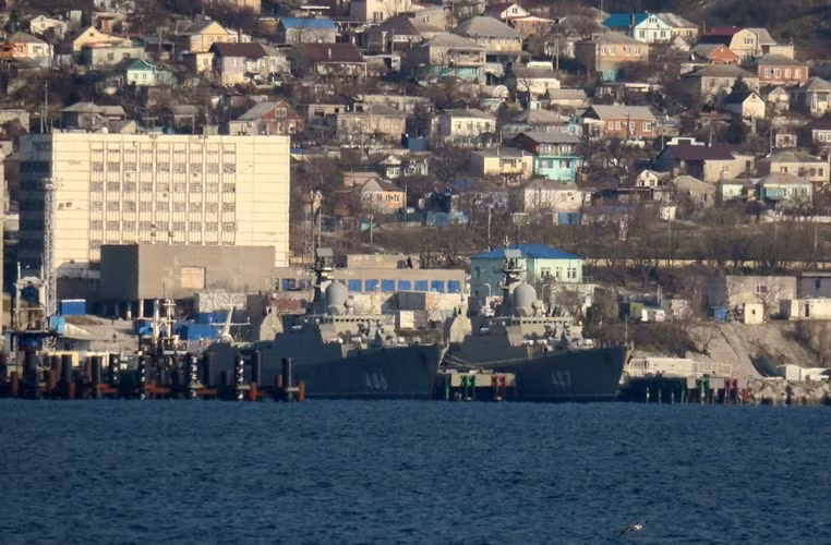 Cặp tàu Gepard 3.9 thứ 2 (gồm chiếc vừa về và một chiếc khác vẫn đang nằm ở Nga) được khởi đóng tại nhà máy Zelenodosk vào ngày 24/9/2013, chúng lần lượt được hạ thủy vào ngày 27/4 và 26/5/2016. Đây là nhà máy đã đóng hai chiếc 011 và 012 trước đó. Nguồn ảnh: Shippotting