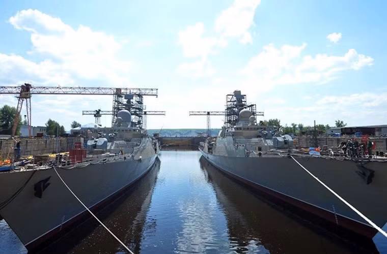 Theo thông báo của nhà máy Zelenodonsk, cặp tàu chiến Gepard 3.9 Project 11661E thứ 2 có kích thước lớn hơn cặp tàu 011 và 012, cụ thể có lượng giãn nước toàn tải khoảng 2.200 tấn, dài 102,4m, rộng 14,4m. Việc mở rộng kích cỡ so với 2 tàu cũ có thể là nhằm tích hợp hệ thống trinh sát và vũ khí chống tàu ngầm. Ngoài ra, cũng có thể là có những thay đổi nhỏ khác bắt buộc phải mở rộng kích cỡ con tàu. Nguồn ảnh: Shippotting