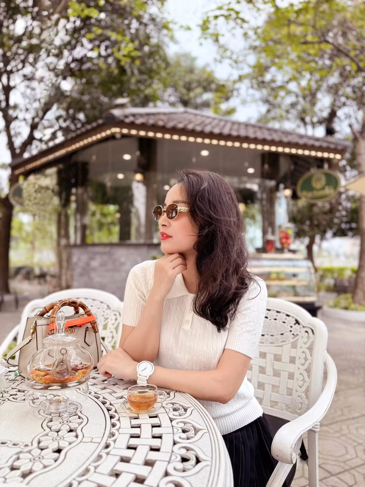 Thời điểm đó, là một diễn viên trẻ tiềm năng, thế nhưng Minh Hương quyết định không còn xuất hiện với vai trò diễn viên trên màn ảnh nhỏ mà tập trung vào công việc của một MC, BTV kênh truyền hình Công an Nhân dân - ANTV.