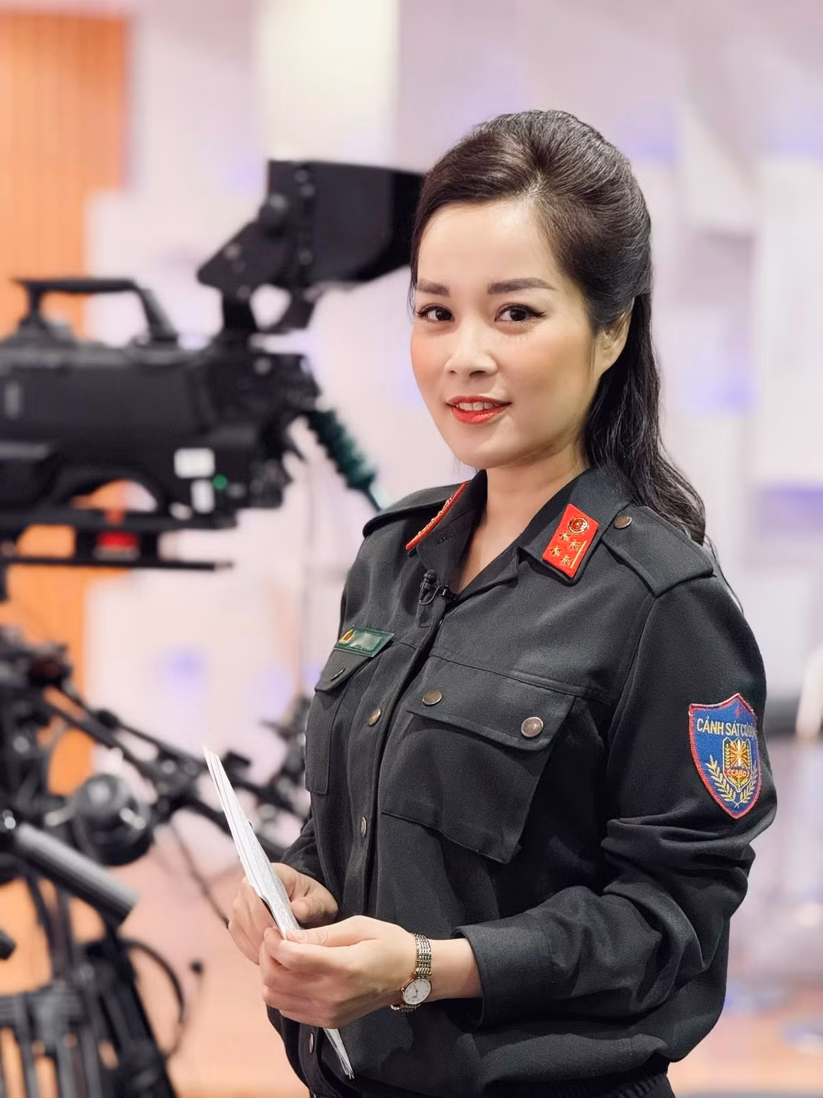 Được biết, cô chính thức vào ngành công an năm 2018 và được thăng cấp bậc hàm từ Thượng úy lên Đại úy vào tháng 6/2024 ở tuổi 39.