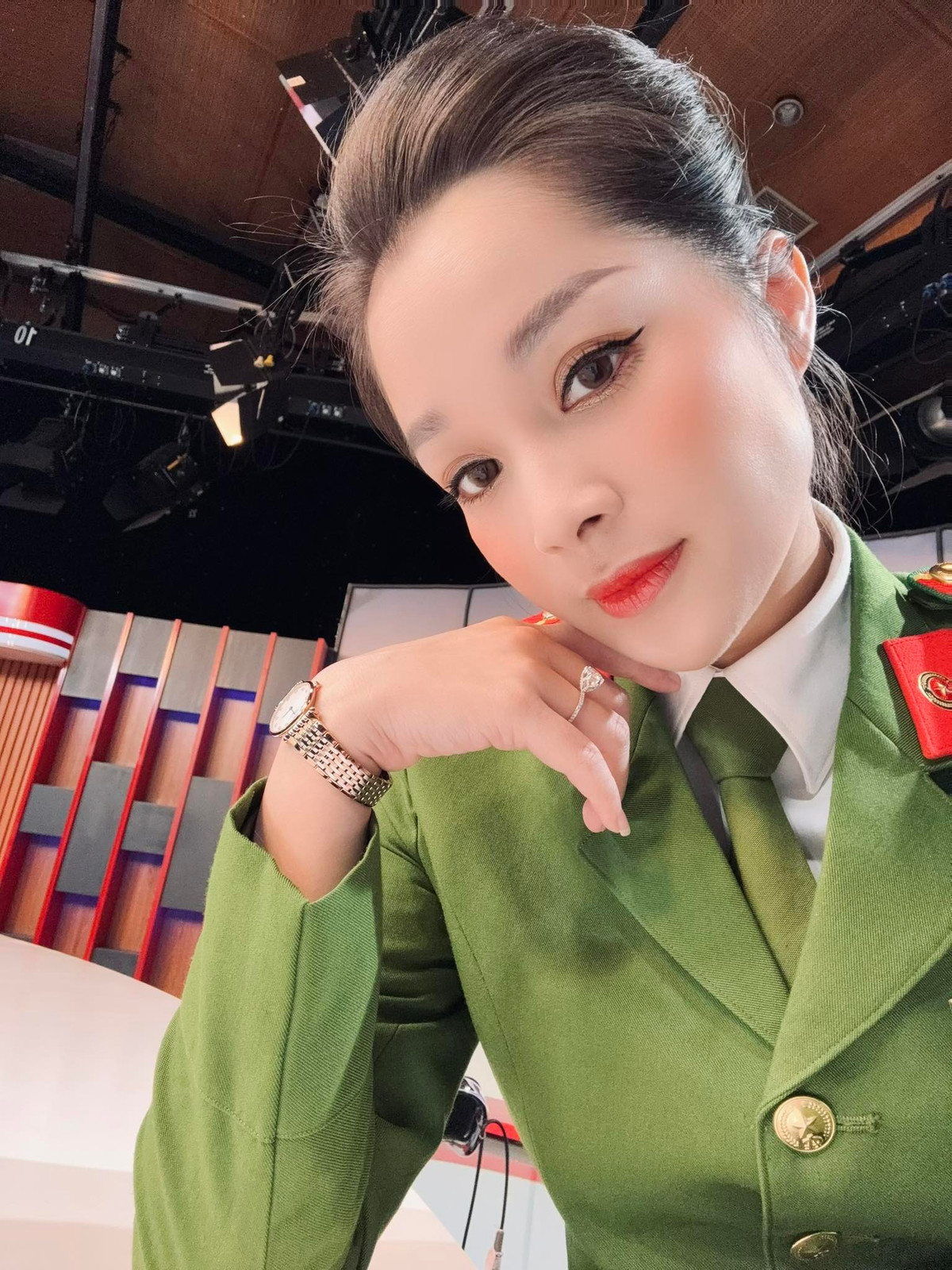 Dù đảm nhiệm việc dẫn các bản tin thời sự, an ninh gai góc, ngoài đời Minh Hương vẫn giữ nét mềm mại, nữ tính.