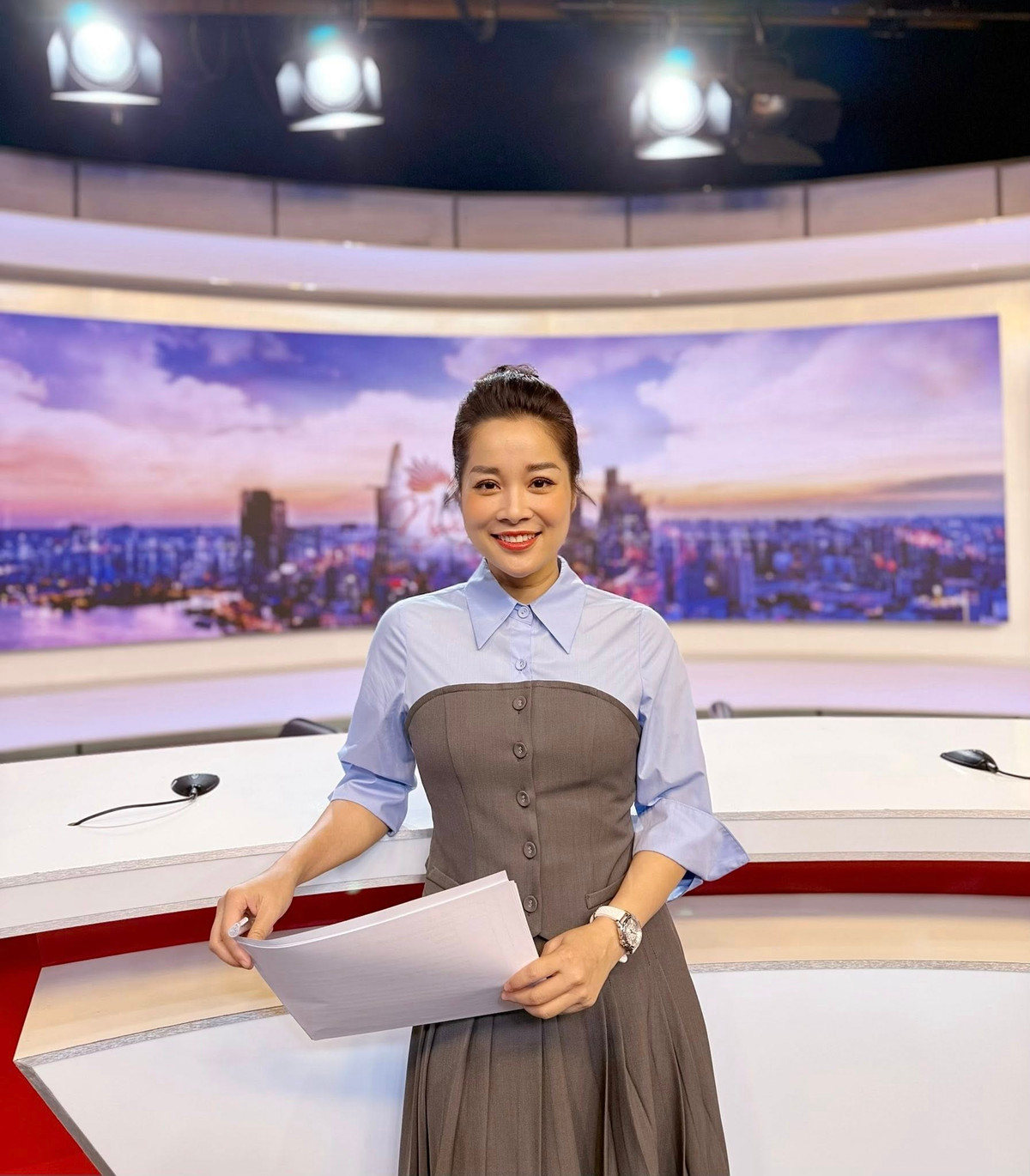 Minh Hương sinh năm 1985, từng theo học khoa Đàn Tỳ bà tại Học viện Âm nhạc Quốc gia Việt Nam nhưng lại được khán giả biết đến với tư cách diễn viên, nổi nhất là phim Nhật ký Vàng Anh phát sóng trên VTV năm 2007.