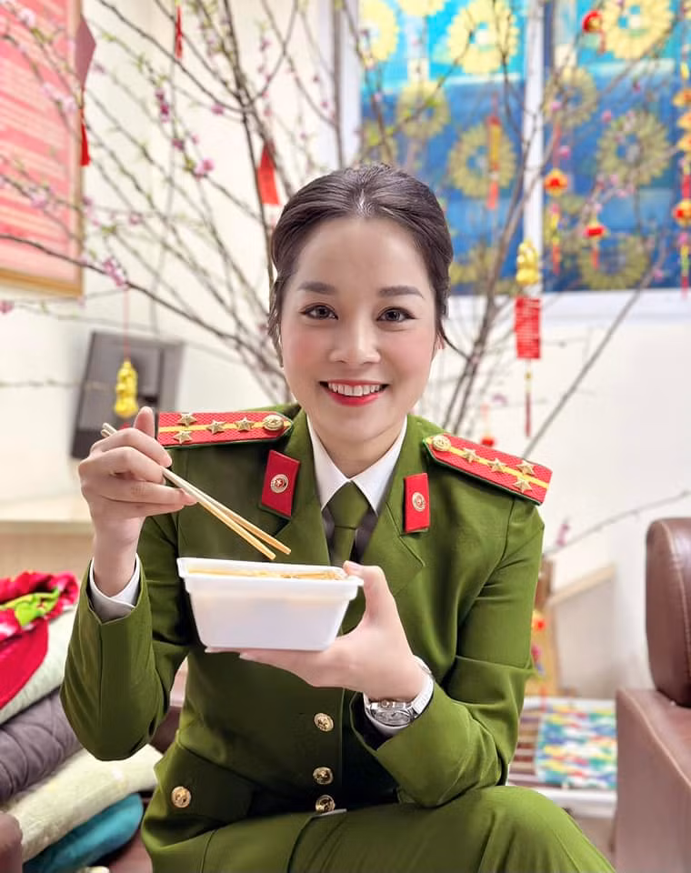 Sau nhiều năm hoạt động trong showbiz, cô vẫn giữ được nhan sắc tươi trẻ và ngoại hình gần như không thay đổi.