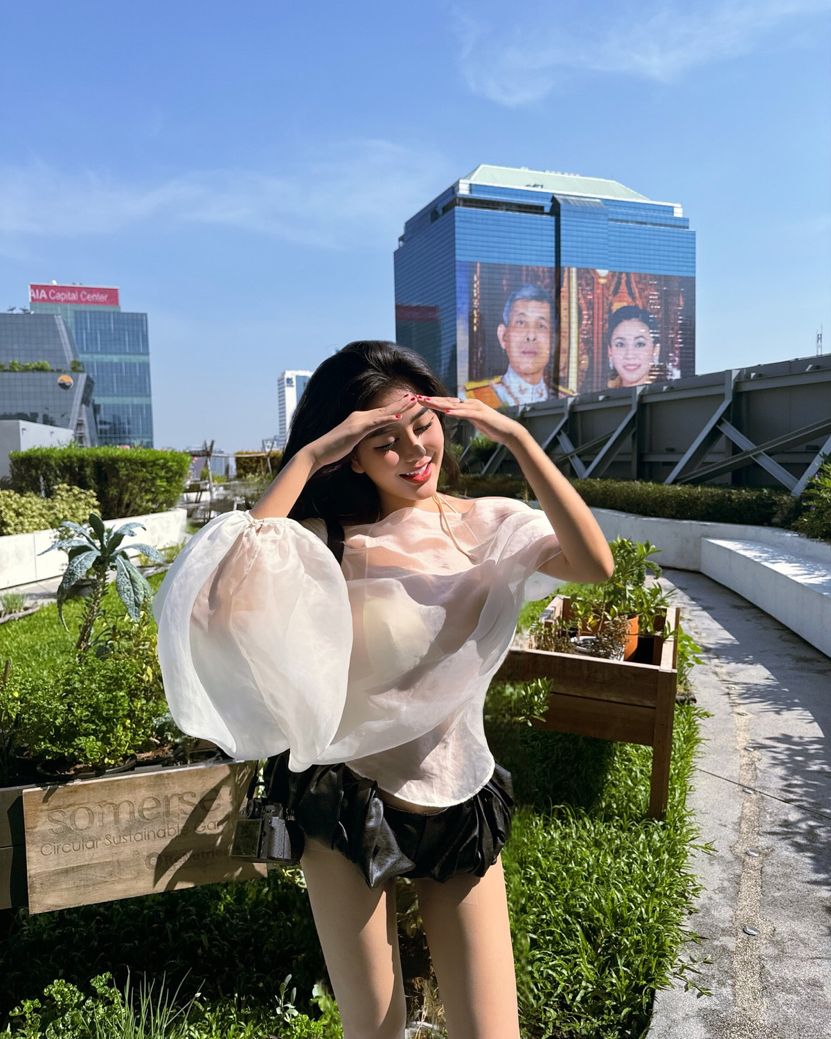 Cô nàng kết hợp với chân váy đen siêu ngắn, khoe đôi chân dài nuột nà.