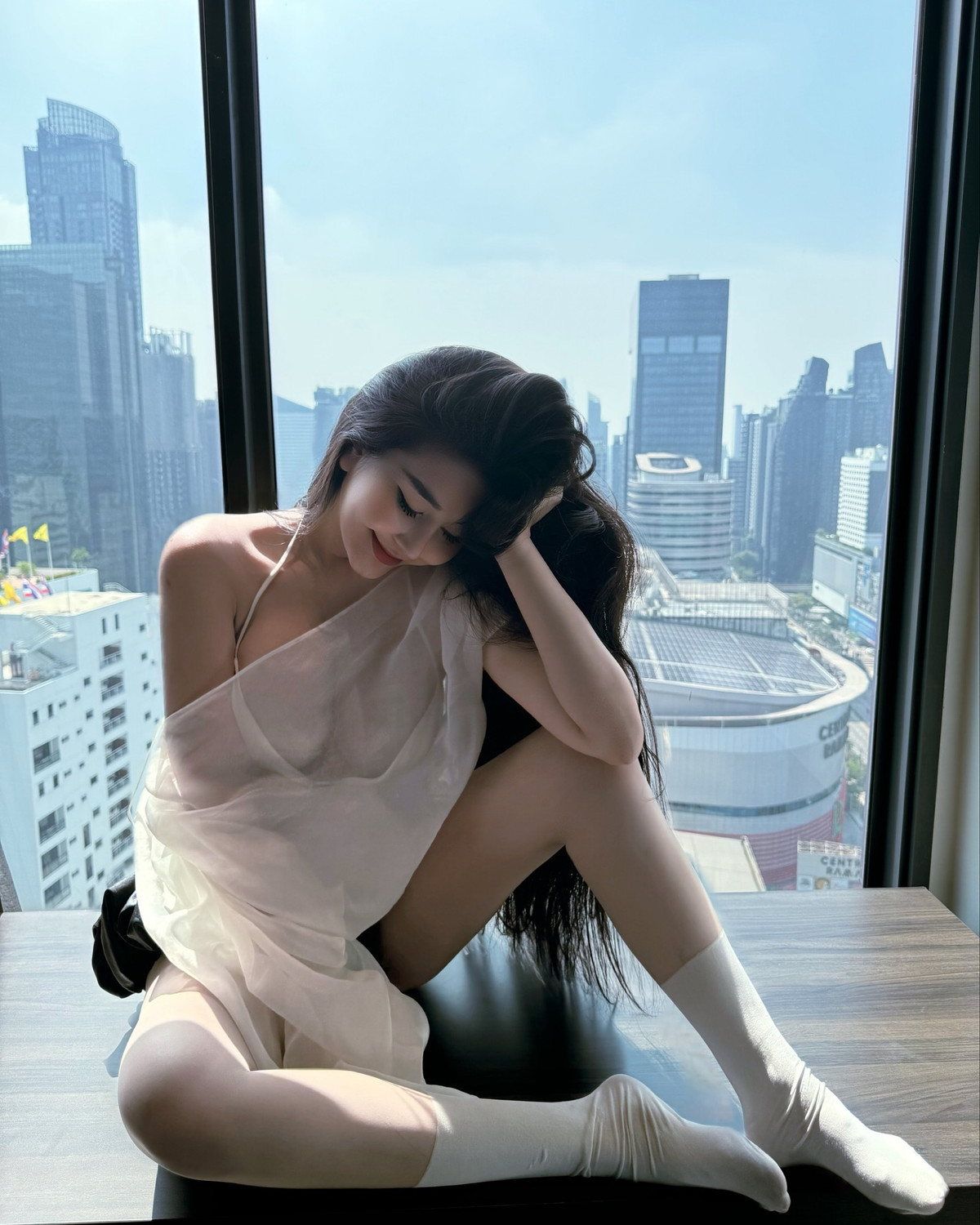 Chiếc áo khoe khéo bờ vai trần gợi cảm cùng vòng 1 cực phẩm, tạo nên tổng thể vừa sexy nhưng không phản cảm, quyến rũ mà vẫn giữ được nét thanh lịch.