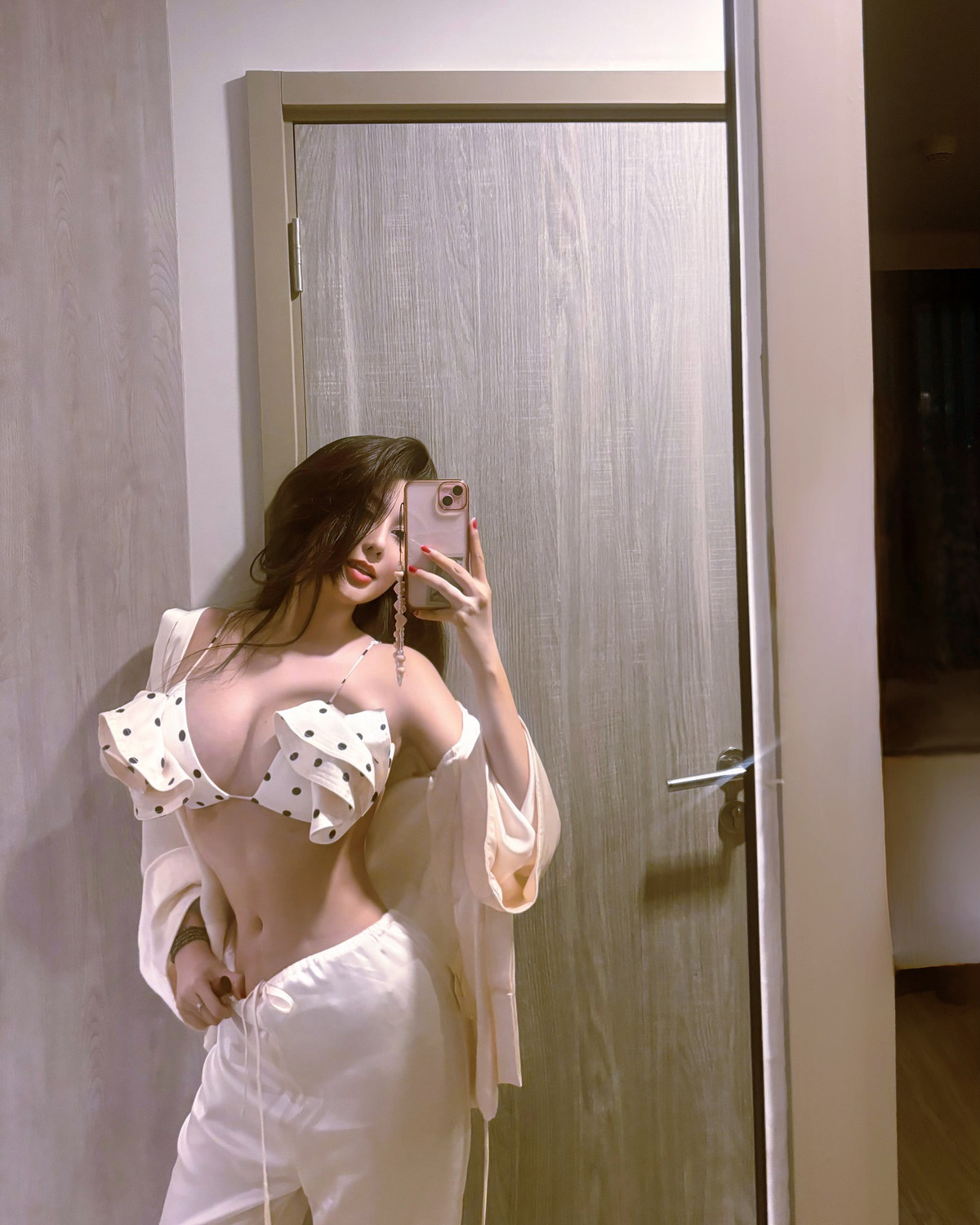 Bên cạnh đó, cũng có những bình luận tiêu cực cho rằng chuyến đi này của cô nàng được bao nuôi, đáp lại, Ngọc Trân thẳng thừng phủ nhận: "T đi tự túc chứ không đi tour nha, bạn tìm đc chứng cứ t đi tour t cho 100 tỷ".