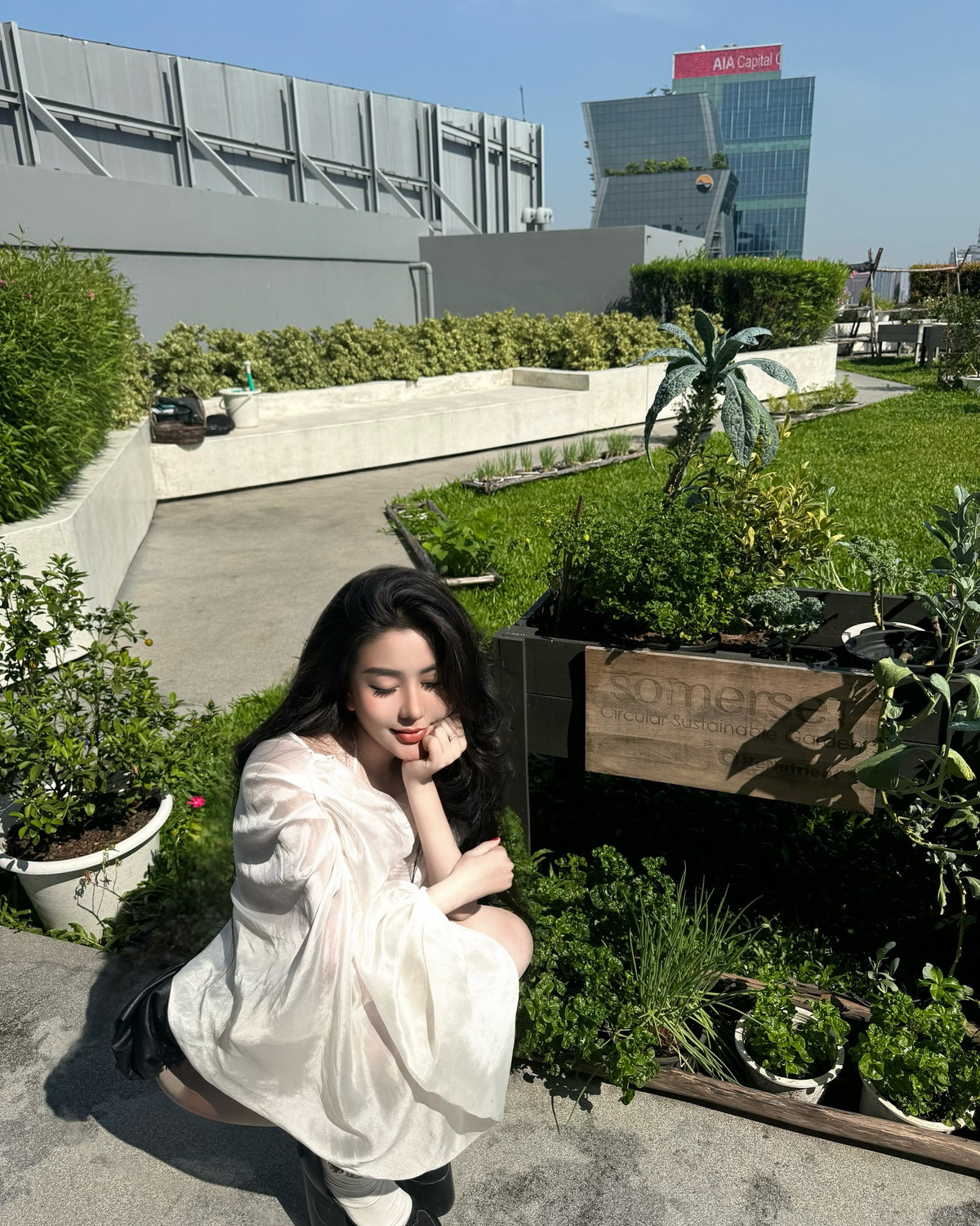 Trong bộ ảnh, Ngọc Trân chọn diện một thiết kế mỏng nhẹ như sương khói, với chất liệu xuyên thấu, bay bổng, tạo hiệu ứng thị giác tựa như những làn khói mờ ảo ôm lấy đường cong mềm mại của cơ thể.