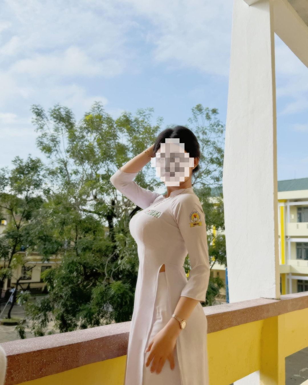 Bên cạnh đó, người khác lại bày tỏ việc tạo dáng cố tình phô diễn đường cong của cô bạn này nhằm mục đích thu hút sự chú ý: "Nhìn mà xem trong mấy cái ảnh khác, nhìn các bạn cùng lớp con bé mặc đâu có phản cảm như vậy, thế này là cố tình mặc để chiêu trò rồi", "áo dài nữ sinh làm gì có chuyện mà ôm sát kiểu như vậy, người ta may lúc nào cũng phom suông nhẹ để còn dễ vận động chứ".