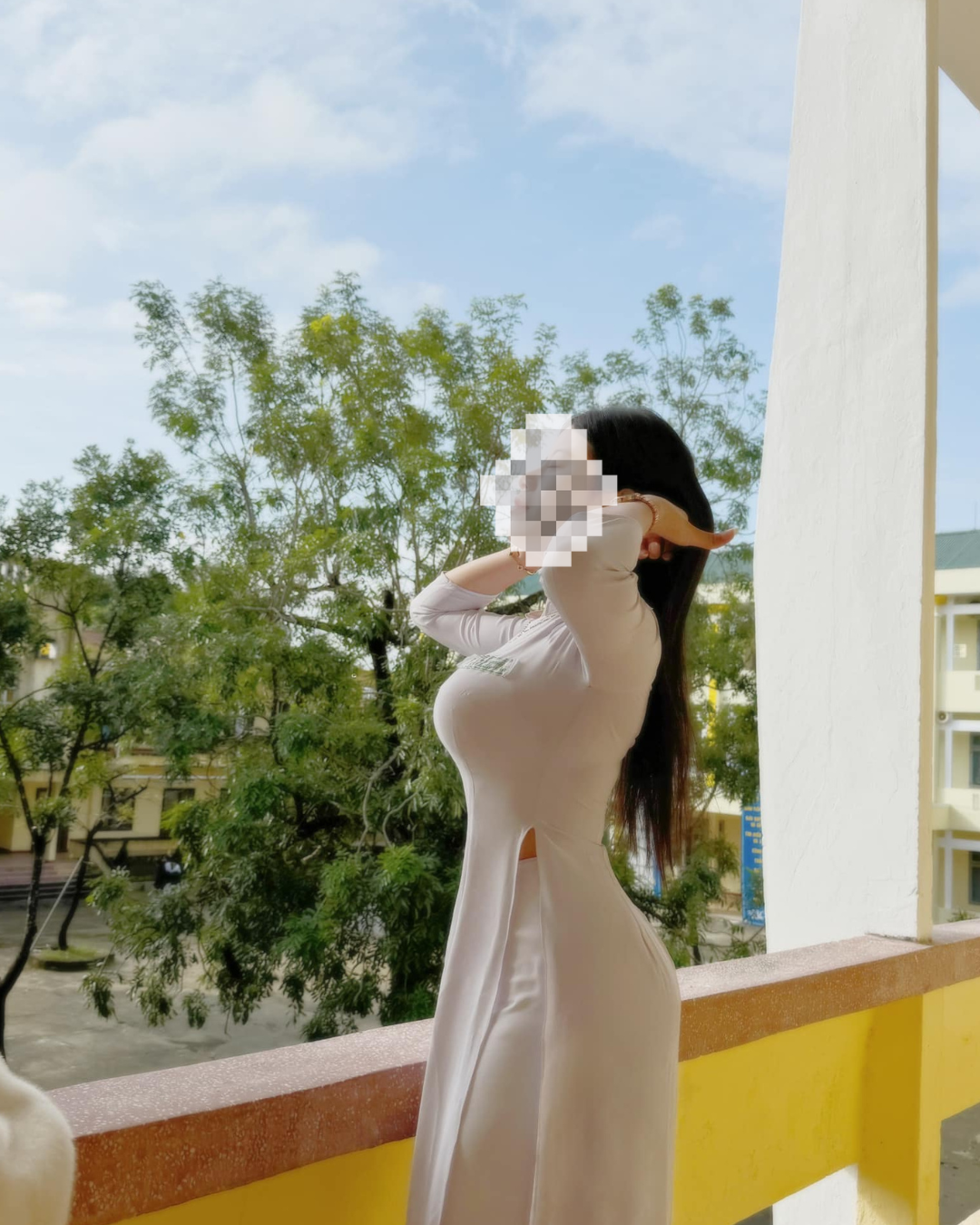 Nhiều người cho rằng diện áo dài trắng đến trường là một nét đẹp truyền thống, thế nhưng phom áo dài dành cho các nữ sinh thường có độ ôm nhẹ, không bó sát như cô bạn này diện.