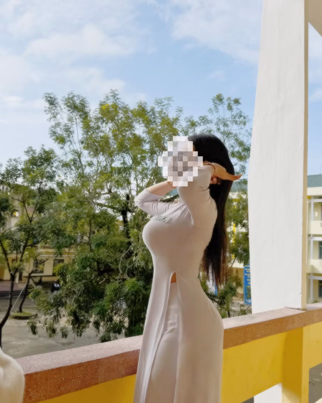 Nhiều người cho rằng diện áo dài trắng đến trường là một nét đẹp truyền thống, thế nhưng phom áo dài dành cho các nữ sinh thường có độ ôm nhẹ, không bó sát như cô bạn này diện.