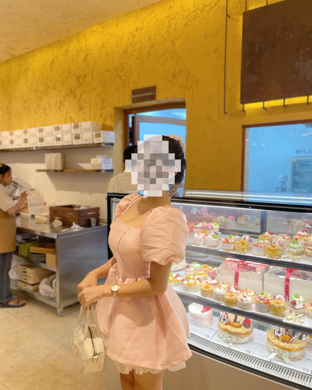 Trong những bức ảnh đời thường được đăng tải lên trang cá nhân, nữ sinh này cũng theo đuổi phong cách nữ tính thiên hướng khá gợi cảm, nếu không muốn nói là hơi...ép chín.