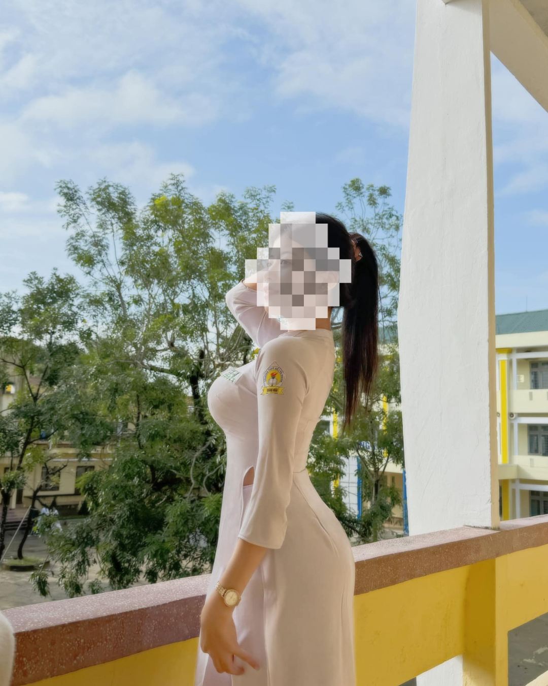 Trong những tấm ảnh khác được đăng tải nên trang cá nhân, cô bạn này cũng khéo léo khoe thân hình nuột nà khi diện áo dài đến trường.