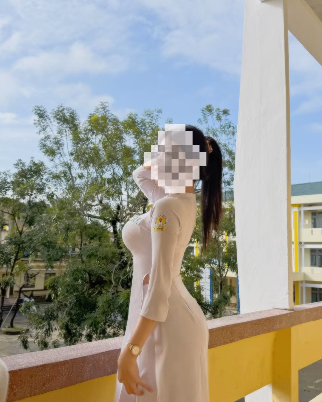 Trong những tấm ảnh khác được đăng tải nên trang cá nhân, cô bạn này cũng khéo léo khoe thân hình nuột nà khi diện áo dài đến trường.