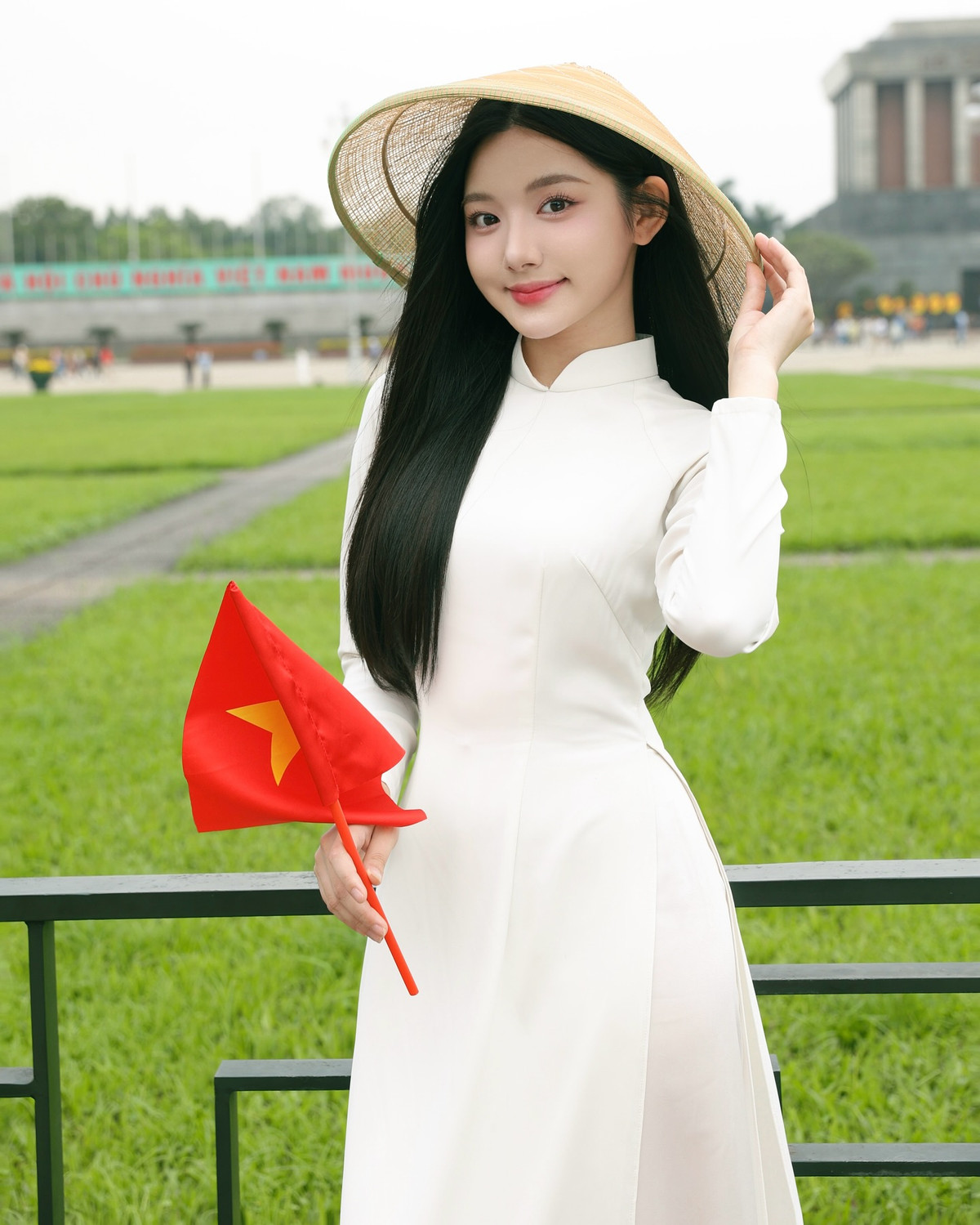 Với mái tóc dài thẳng mượt, đôi mắt to tròn cùng làn da trắng mịn không tì vết, Quỳnh Trương xuất hiện như bước ra từ một bức tranh thủy mặc. Góc nghiêng thần thánh, thần thái tự nhiên cùng biểu cảm nhẹ nhàng khiến cô trông vừa ngây thơ, vừa đoan trang.