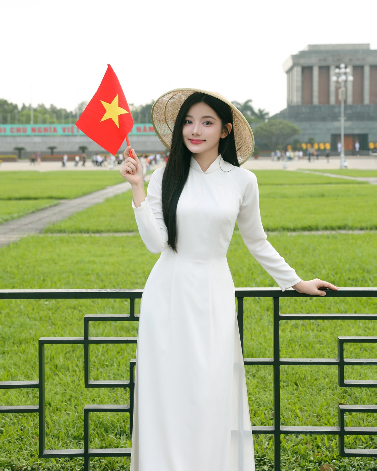 Trong khung cảnh đặc trưng tại thủ đô Hà Nội là quảng trường Ba Đình lịch sử, Quỳnh Trương hóa thân thành hình ảnh người con gái Việt Nam thanh lịch, dịu dàng nhưng đầy tự hào dân tộc.