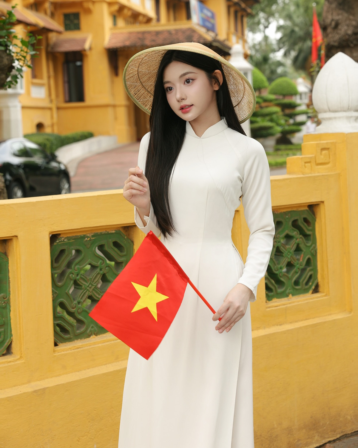 Cách cô khẽ nghiêng đầu khi đội nón, hay nhẹ nhàng mỉm cười trước ống kính đều cho thấy sự duyên dáng và tinh tế trong từng cử chỉ. Bộ ảnh không chỉ là màn “khoe sắc” đơn thuần, mà còn là một lời nhắn nhủ đầy tự hào về vẻ đẹp người con gái Việt giữa lòng thủ đô lịch sử, đặc biệt khi ngày kỷ niệm 50 năm Giải phóng miền Nam, Thống nhất đất nước sắp đến.