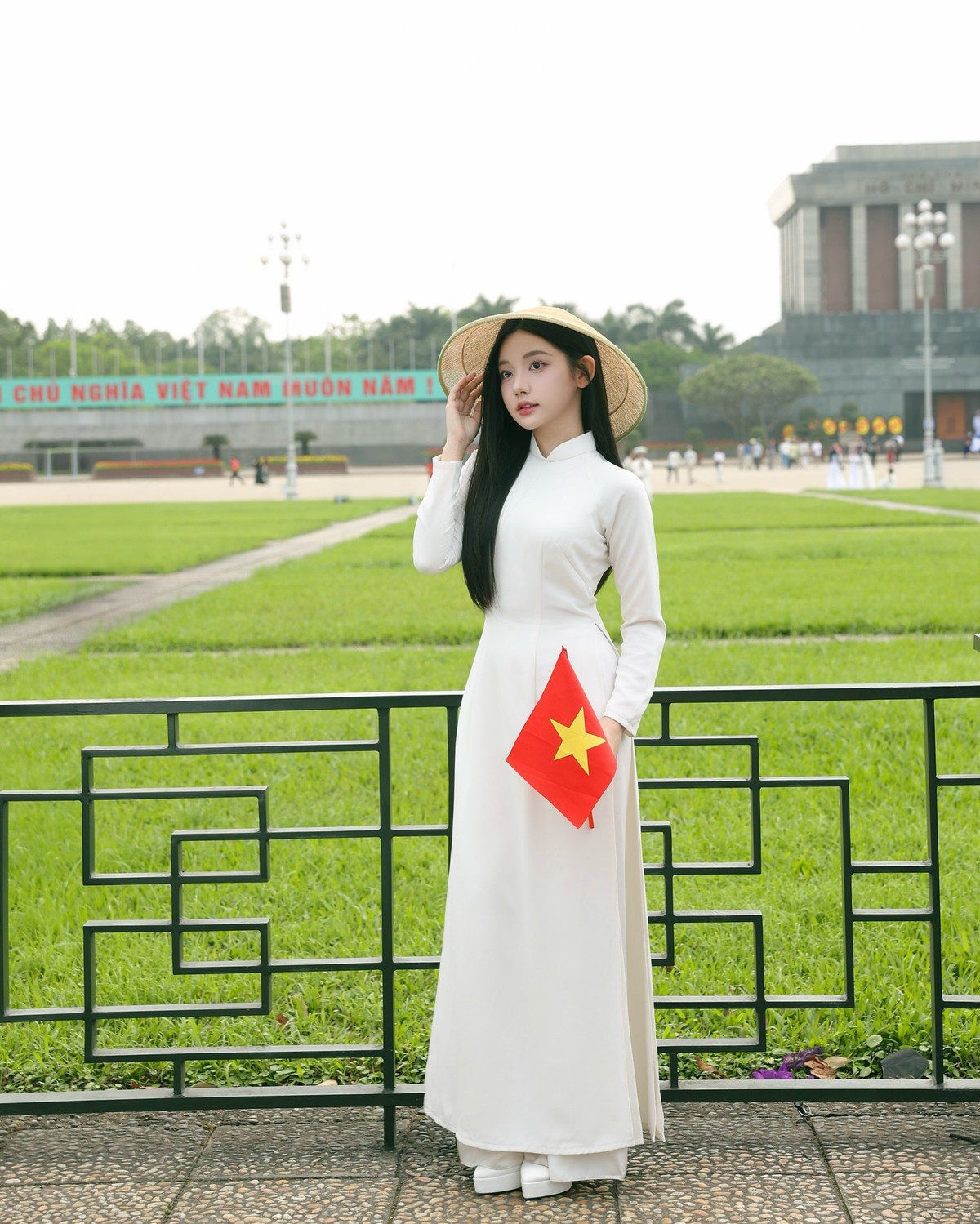 Nổi tiếng từ những video mukbang dễ thương và gần gũi, Quỳnh Trương không chỉ ghi điểm với vẻ ngoài trong sáng mà còn bởi phong thái thân thiện, giản dị.