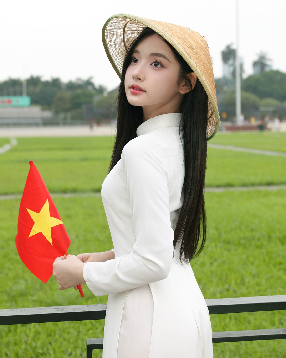 Diện áo dài trắng truyền thống, kết hợp chiếc nón lá - một phụ kiện tuy đơn giản nhưng góp phần làm nổi bật vẻ đẹp nền nã, dịu dàng. Đây là hình ảnh đã ăn sâu vào tâm trí người Việt khi nhắc đến vẻ đẹp phụ nữ miền Bắc – dịu dàng mà kiêu hãnh.