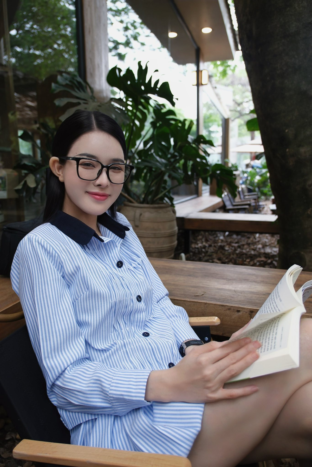 Trong loạt ảnh, Bích Hạnh lựa chọn set sơ mi sọc xanh trắng phối cổ đen thanh lịch, tóc buộc gọn gàng, makeup sương sương cùng kính gọng to cho vibe "mọt sách sang chảnh".