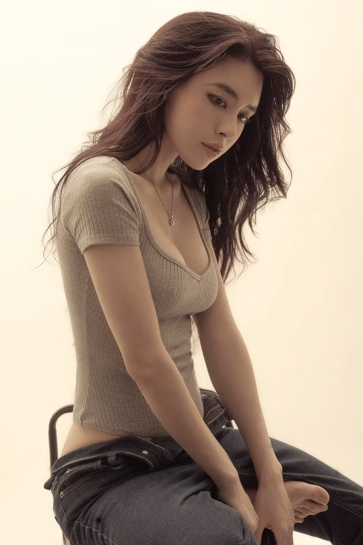 Còn nam cầu thủ Văn Thanh thì cũng nhanh chóng tương tác dưới bình luận bài viết: "Tuyệt đối điện ảnh". Màn tương tác qua lại này của cặp đôi khiến nhiều người vô cùng thích thú.