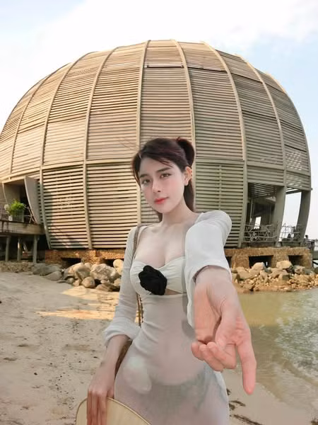 Dù xuất thân từ gia đình có điều kiện, Bích Hạnh luôn khẳng định bản thân không dựa dẫm vào gia đình mà tự lập và nỗ lực trong công việc.