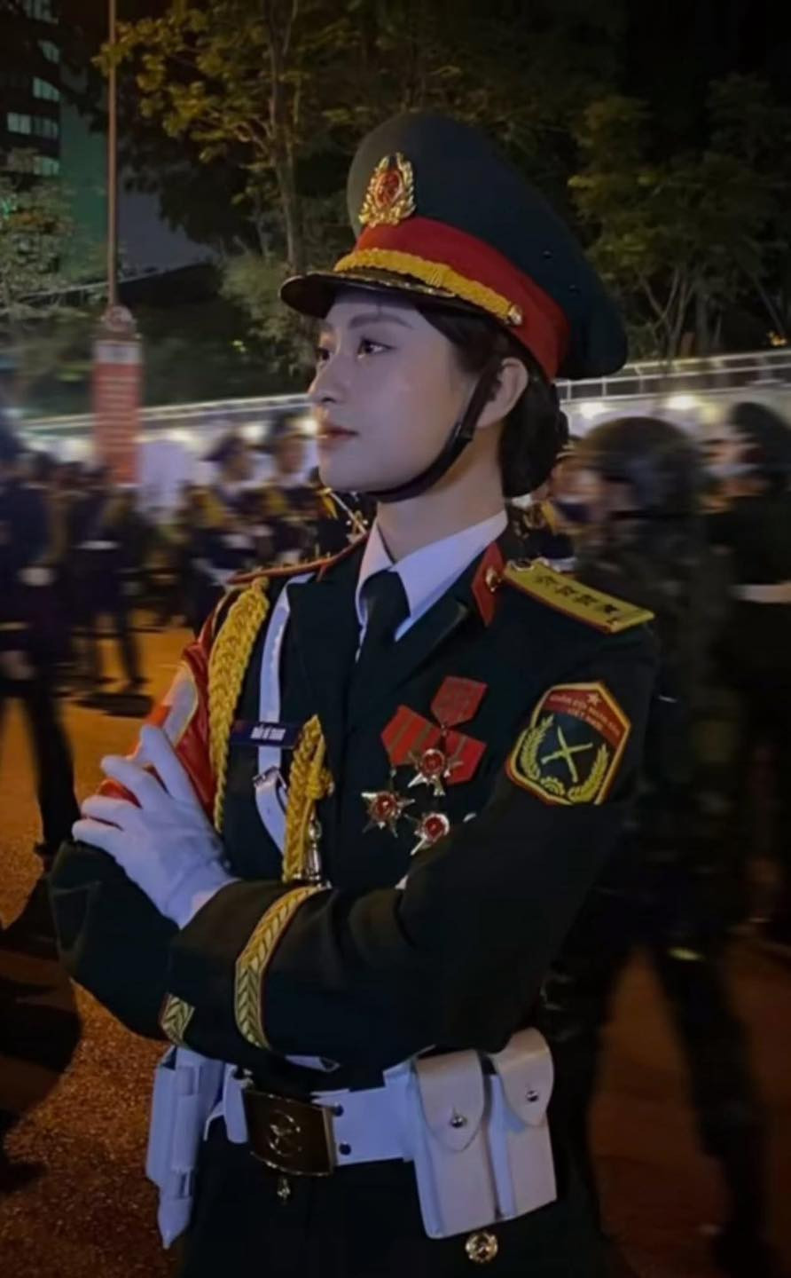 Điểm đặc biệt là dàn nữ quân nhân không chỉ đến từ các đơn vị quân đội mà còn có sự góp mặt của các học viên nữ thuộc khối công an, cảnh sát, y học quân sự... tạo nên đội hình đa dạng nhưng vẫn vô cùng đồng đều và ấn tượng.