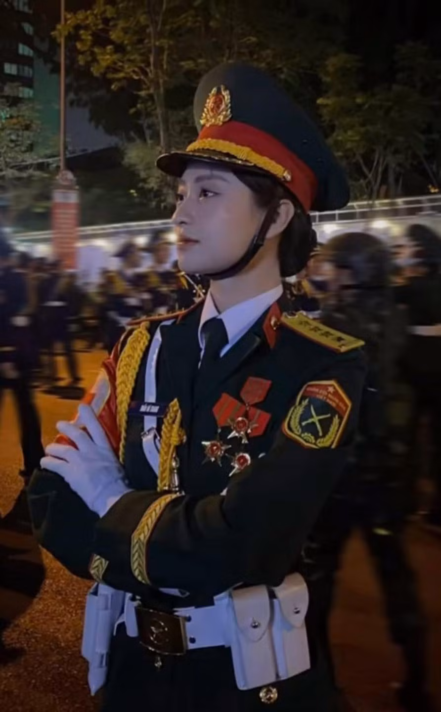 Điểm đặc biệt là dàn nữ quân nhân không chỉ đến từ các đơn vị quân đội mà còn có sự góp mặt của các học viên nữ thuộc khối công an, cảnh sát, y học quân sự... tạo nên đội hình đa dạng nhưng vẫn vô cùng đồng đều và ấn tượng.