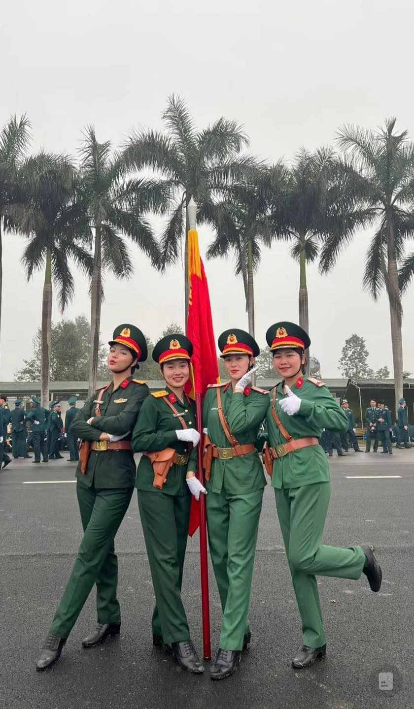 Thế nhưng thay vì theo đuổi hào quang showbiz, họ chọn con đường binh nghiệp – nơi sự mạnh mẽ, kỷ luật và cống hiến được đặt lên hàng đầu.