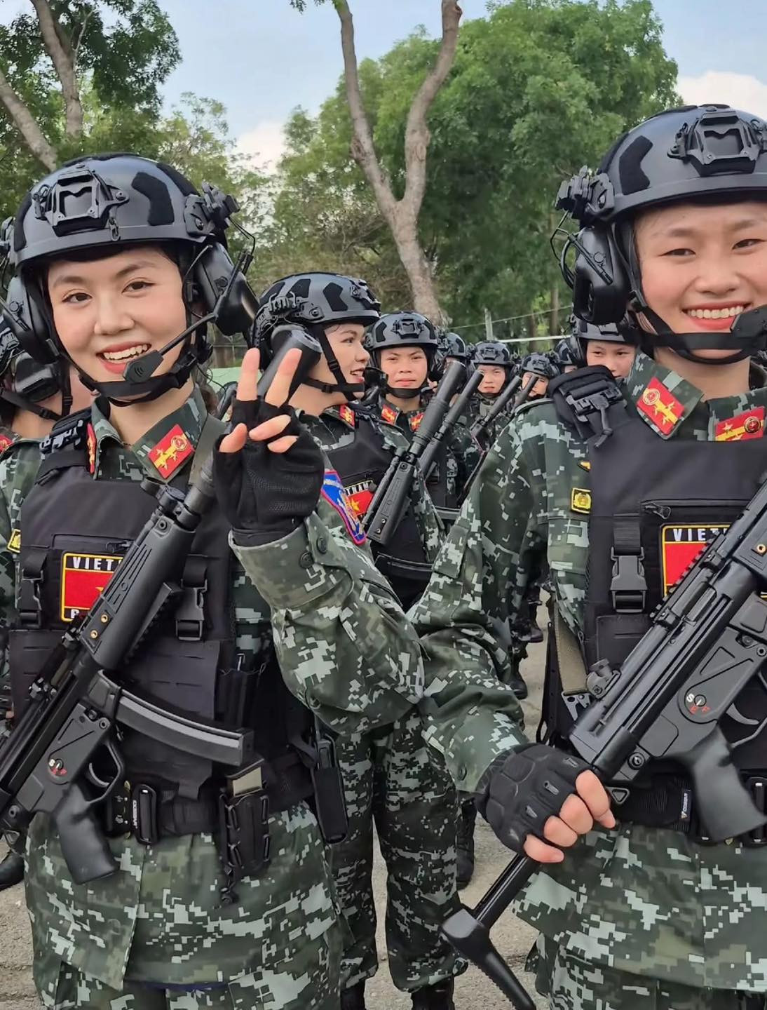 Dù nắng cháy da, dù bước chân rã rời sau nhiều giờ luyện tập, họ vẫn giữ được thần thái quyết đoán, không nao núng.