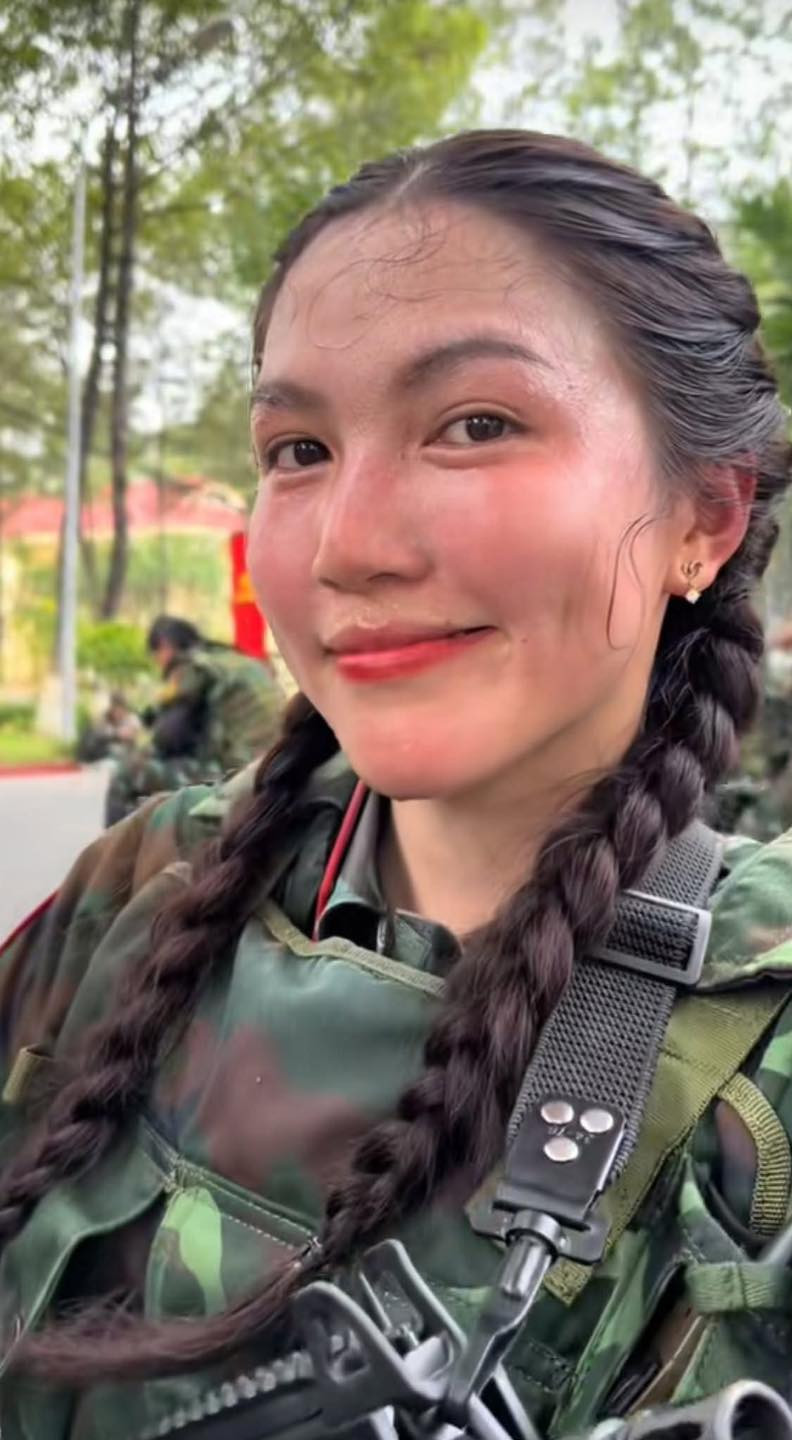 Gương mặt rạng rỡ, ánh mắt kiên định, dáng đi vững vàng – tất cả tạo nên một sức hút rất riêng, vừa nghiêm trang lại đầy nữ tính.